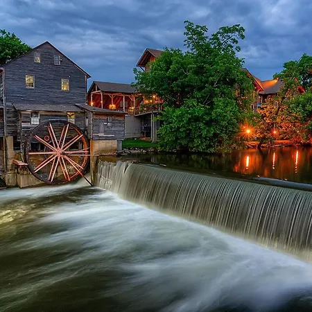 Apple Valley Hideaway, 1089 Of Free Attraction Tickets For Each Paid Day, Dollywood And More!-2